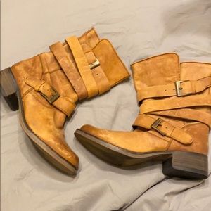 NWOT Steve Madden Brewzzer Leather Belted Boot